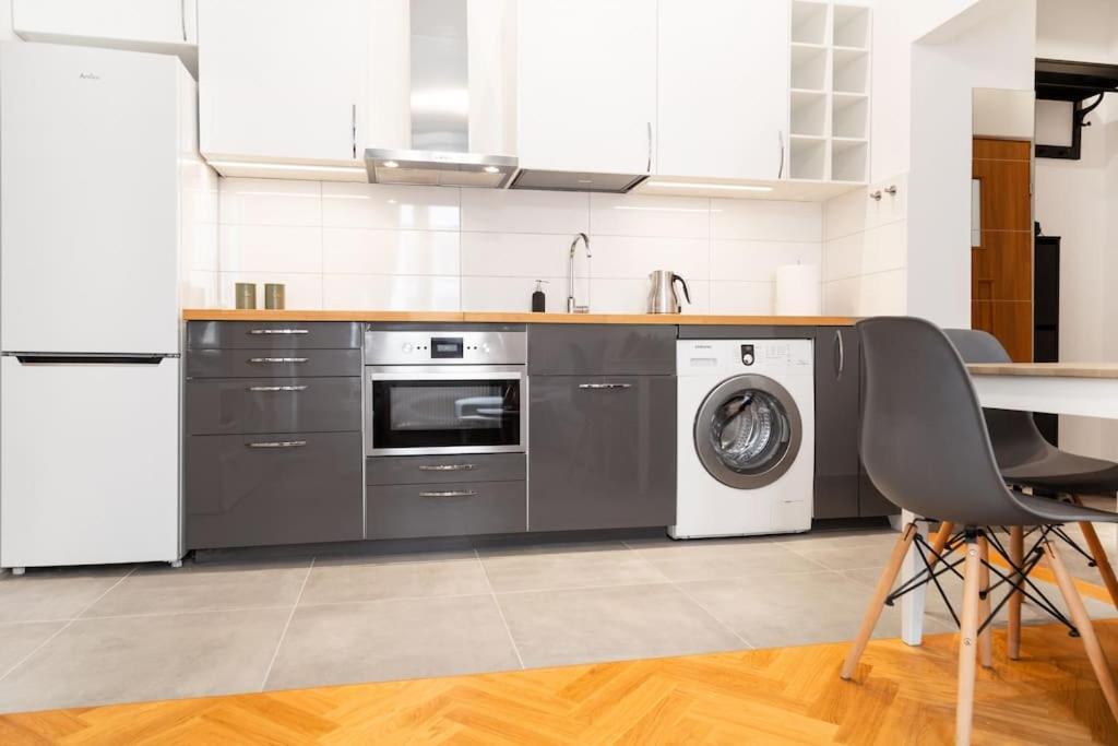 קרקוב Househost Apt - Krowoderska 55 מראה חיצוני תמונה